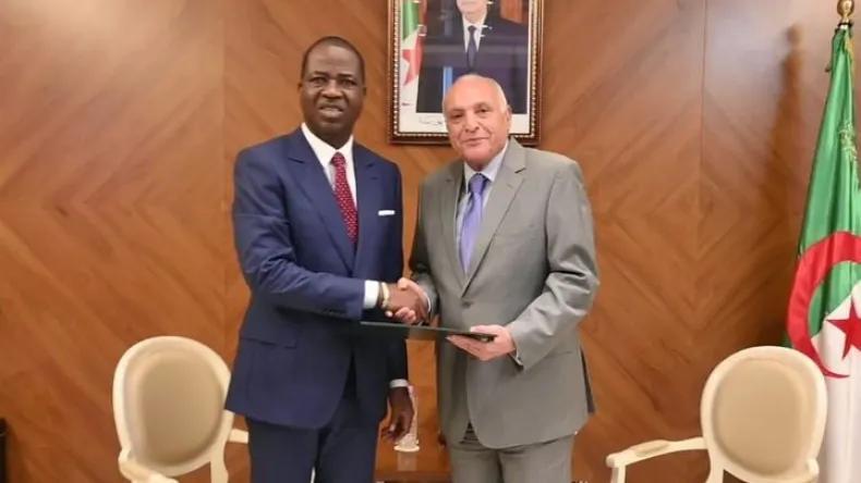 عطاف يستلم أوراق اعتماد السفير الجديد للكونغو في الجزائر عطاف يستلم أوراق اعتماد السفير الجديد للكونغو في الجزائر