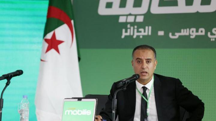 ما هو موقف رئيس الاتحاد الجزائري من ملف شرقي ومزدوجي الجنسية؟