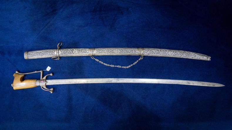 الجزائر تسترجع سيف الأمير عبد القادر من فرنسا الجزائر تسترجع سيف الأمير عبد القادر من فرنسا