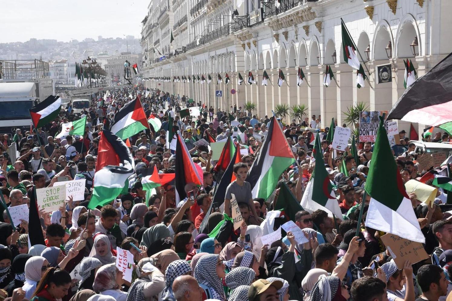 الآلاف يتظاهرون في الجزائر تضامناً مع فلسطين وتنديداً بجرائم الاحتلال الإسرائيلي