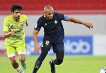 براهيمي يحتفي بعلم فلسطين في قمة الدوري القطري براهيمي يحتفي بعلم فلسطين في قمة الدوري القطري