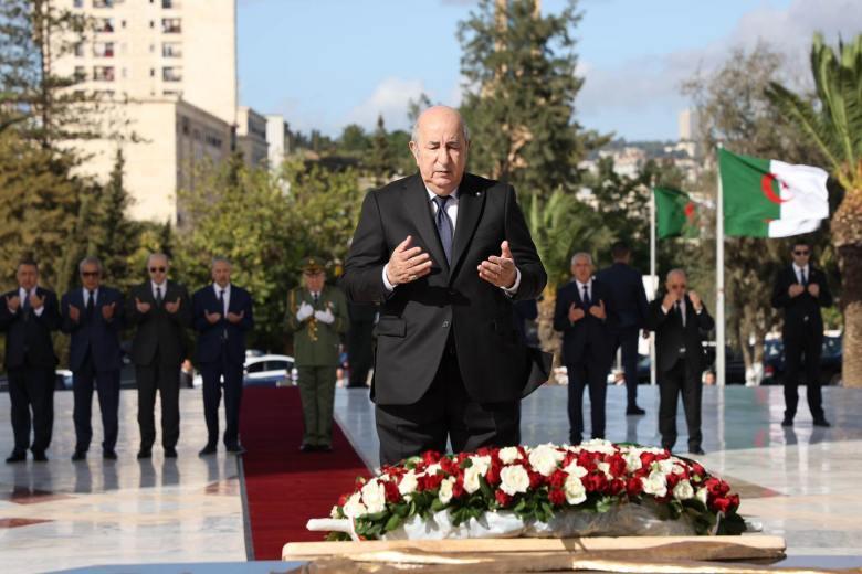 فيديو ترحم الرئيس الجزائري على أرواح الشهداء بمقام الشهيد