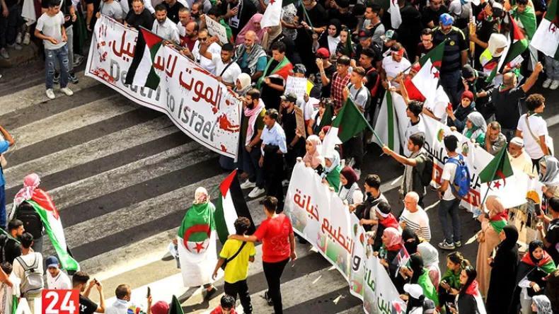 جزائريون “يطلقون” مظاهر الفرح تضامنا مع غزة جزائريون “يطلقون” مظاهر الفرح تضامنا مع غزة