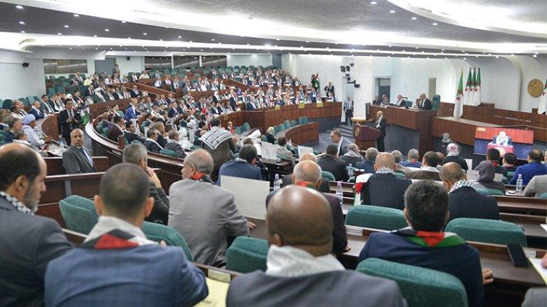 نواب يرافعون لضبط سوق الإشهار العمومي نواب يرافعون لضبط سوق الإشهار العمومي