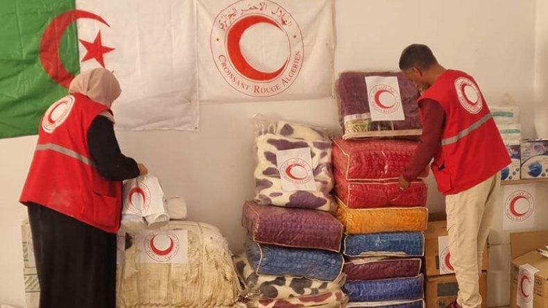 صور مؤثرة لجزائريين يريدون إيصال أغراضهم إلى أبناء فلسطين صور مؤثرة لجزائريين يريدون إيصال أغراضهم إلى أبناء فلسطين