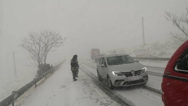 الدرك: 3 طرق وطنية مغلقة بسبب تراكم الثلوج الدرك: 3 طرق وطنية مغلقة بسبب تراكم الثلوج