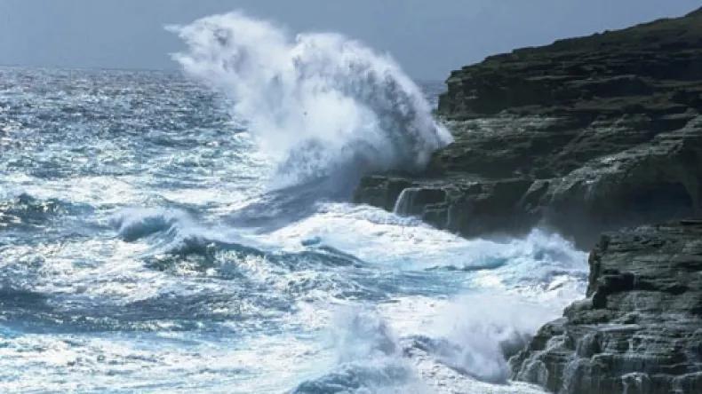 أمواج عاتية تضرب سواحل هذه الولايات أمواج عاتية تضرب سواحل هذه الولايات