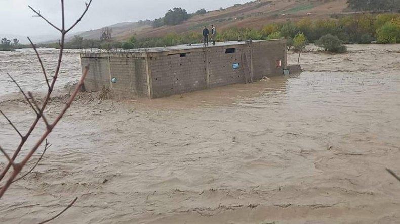 وفاة شخصين جراء سيول الأمطار وإنقاذ عالقين وفاة شخصين جراء سيول الأمطار وإنقاذ عالقين