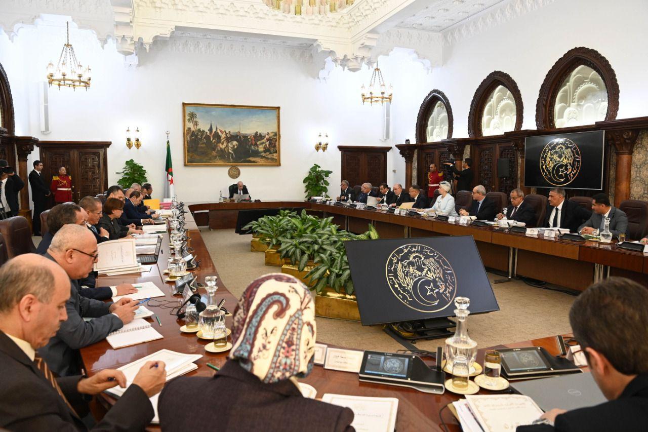 الرئيس تبون يشدد على مراعاة طرق التسيير الحديثة في فتح رأسمال البنكين العموميين الرئيس تبون يشدد على مراعاة طرق التسيير الحديثة في فتح رأسمال البنكين العموميين