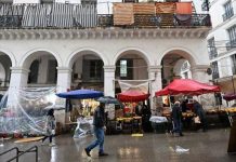 السوق السوداء في الجزائر.. فشل احتواء الباعة الجائلين السوق السوداء في الجزائر.. فشل احتواء الباعة الجائلين