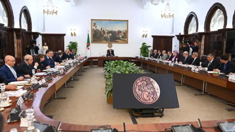 الرئيس تبون يأمر بتشديد الخناق على “لوبيات الاستيراد” الرئيس تبون يأمر بتشديد الخناق على “لوبيات الاستيراد”