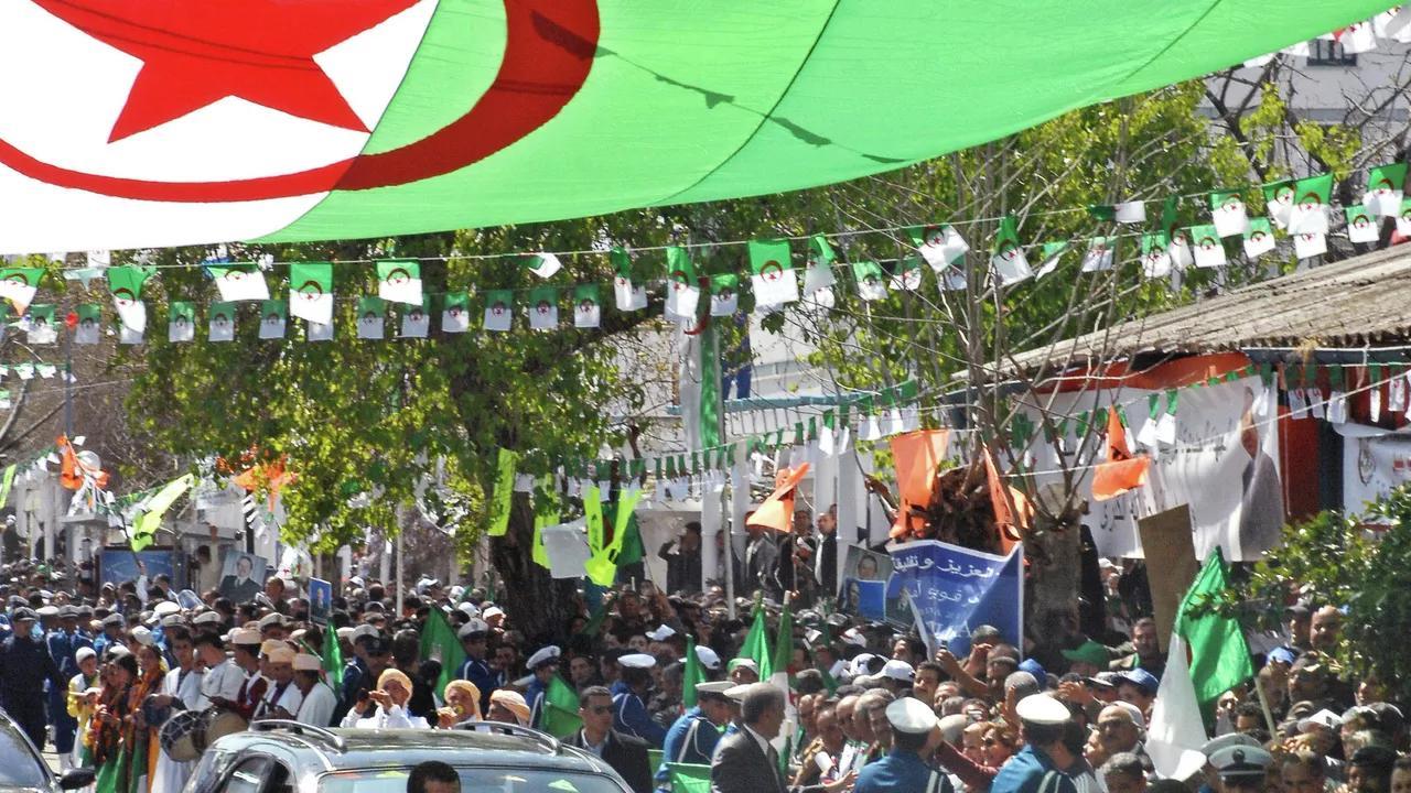 شغب في مباراة بالجزائر والمنصات تنتقد وتطالب بالمحاسبة شغب في مباراة بالجزائر والمنصات تنتقد وتطالب بالمحاسبة