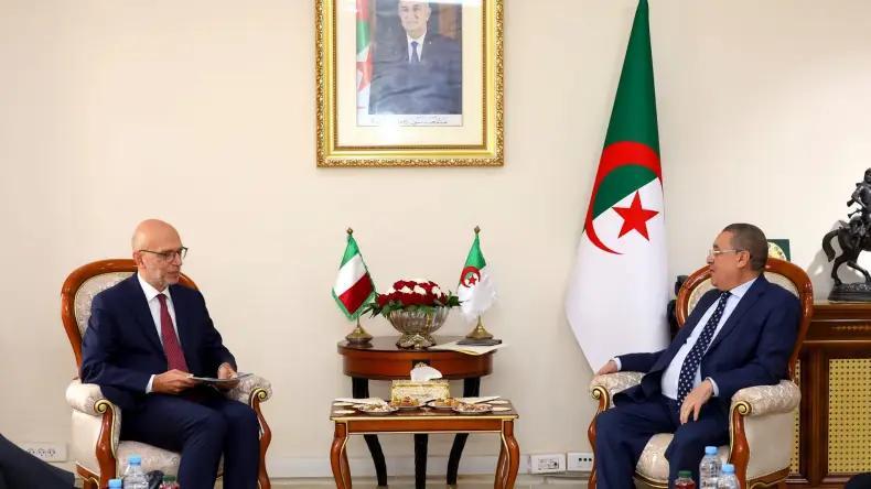 وزير الداخلية يتباحث مع سفير إيطاليا بالجزائر وزير الداخلية يتباحث مع سفير إيطاليا بالجزائر