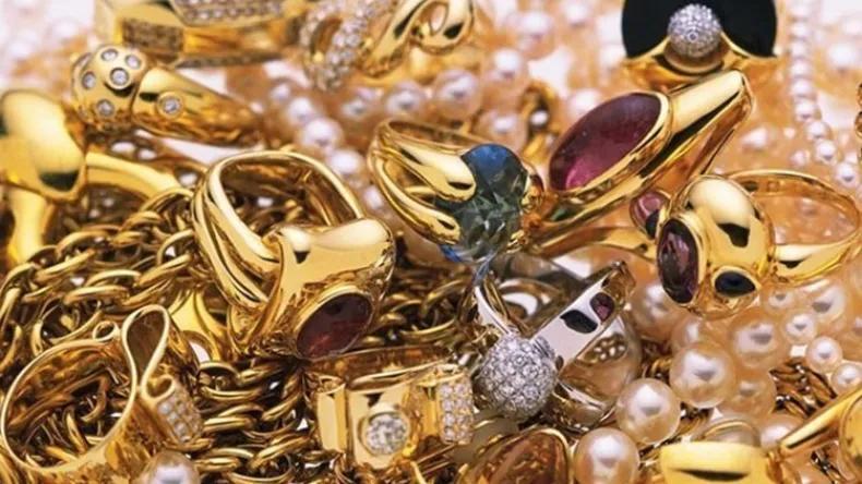 صانع زلابية يعيد حقيبة مجوهرات بـ100 مليون لصاحبتها في سكيكدة صانع زلابية يعيد حقيبة مجوهرات بـ100 مليون لصاحبتها في سكيكدة
