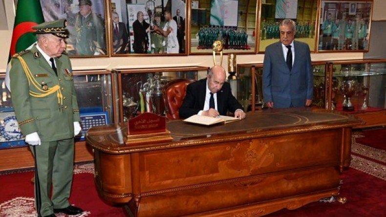 الرئيس تبون يوقع على السجل الذهبي لمتحف المركب الرياضي العسكري الرئيس تبون يوقع على السجل الذهبي لمتحف المركب الرياضي العسكري