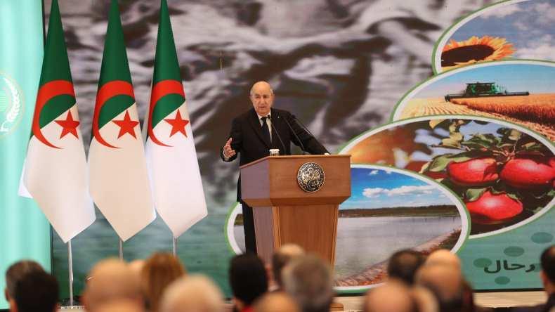الرئيس تبون يأمر بتسوية ملف العقار الفلاحي وفتح البنوك أمام الفلاحين الرئيس تبون يأمر بتسوية ملف العقار الفلاحي وفتح البنوك أمام الفلاحين