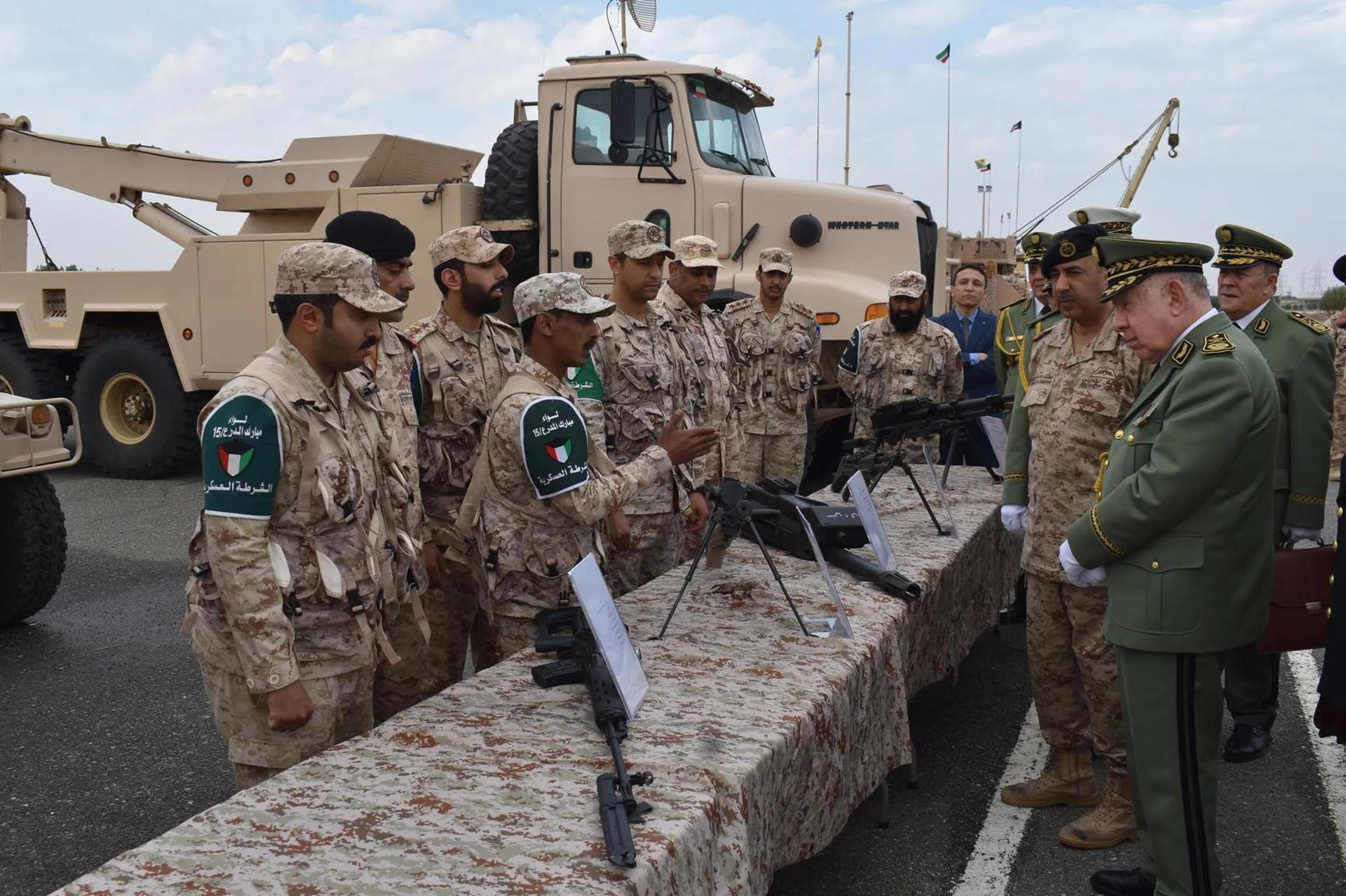 الفريق أول شنقريحة يزور “أحد أرقى المعارض العالمية في مجال النفط” بالكويت الفريق أول شنقريحة يزور “أحد أرقى المعارض العالمية في مجال النفط” بالكويت