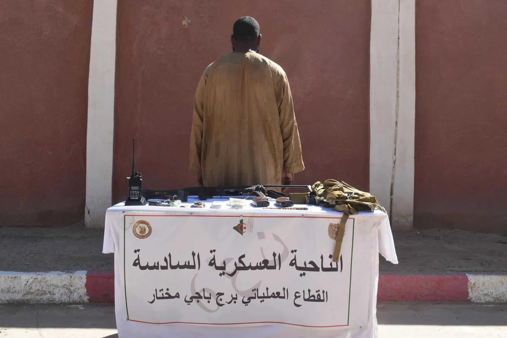 إرهابي يسلم نفسه إرهابي يسلم نفسه
