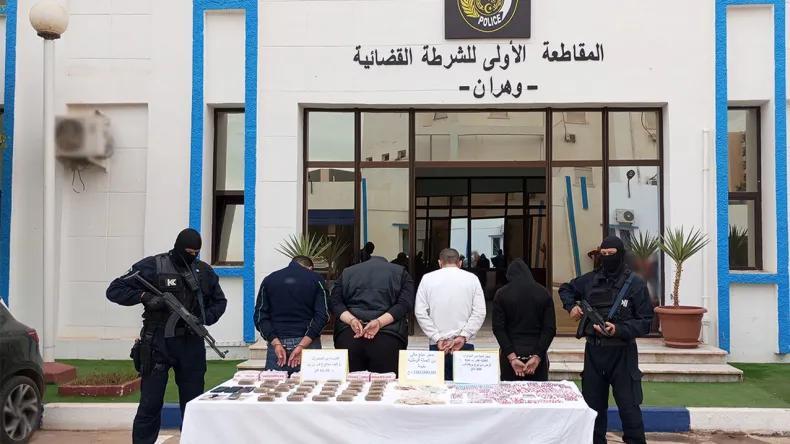 الإطاحة بشبكتين إجراميتين في وهران وحجز 3 كلغ من المخدرات الإطاحة بشبكتين إجراميتين في وهران وحجز 3 كلغ من المخدرات