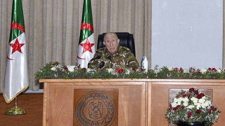 الفريق أول شنڨريحة يشرف على افتتاح أشغال ندوة تاريخية الفريق أول شنڨريحة يشرف على افتتاح أشغال ندوة تاريخية