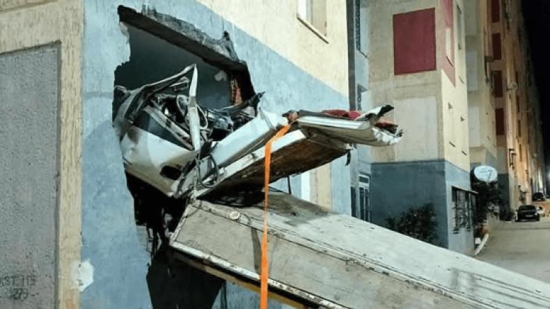 اصطدام شاحنة بعمارة في حي الصفصاف بمفتاح اصطدام شاحنة بعمارة في حي الصفصاف بمفتاح