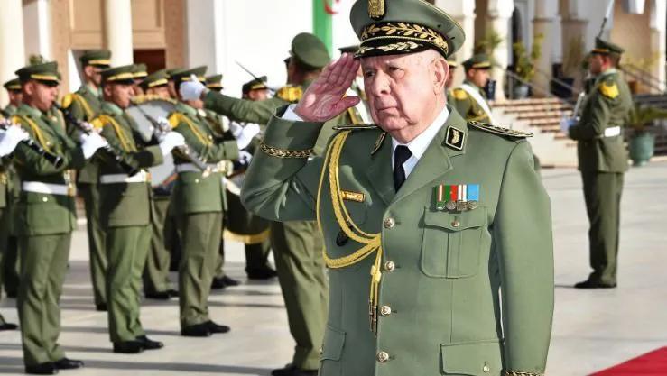 الفريق أول السعيد شنقريحة يكرم بالوسام والدرع الذهبيين الفريق أول السعيد شنقريحة يكرم بالوسام والدرع الذهبيين