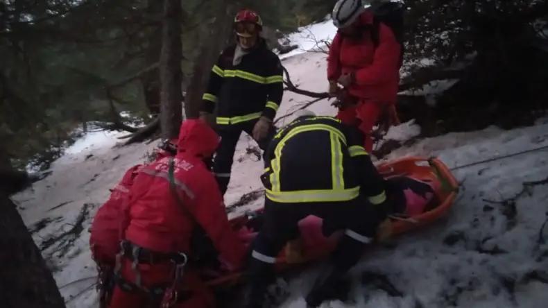إنقاذ 03 أشخاص كانوا محاصرين بالثلوج في جبل بابور إنقاذ 03 أشخاص كانوا محاصرين بالثلوج في جبل بابور