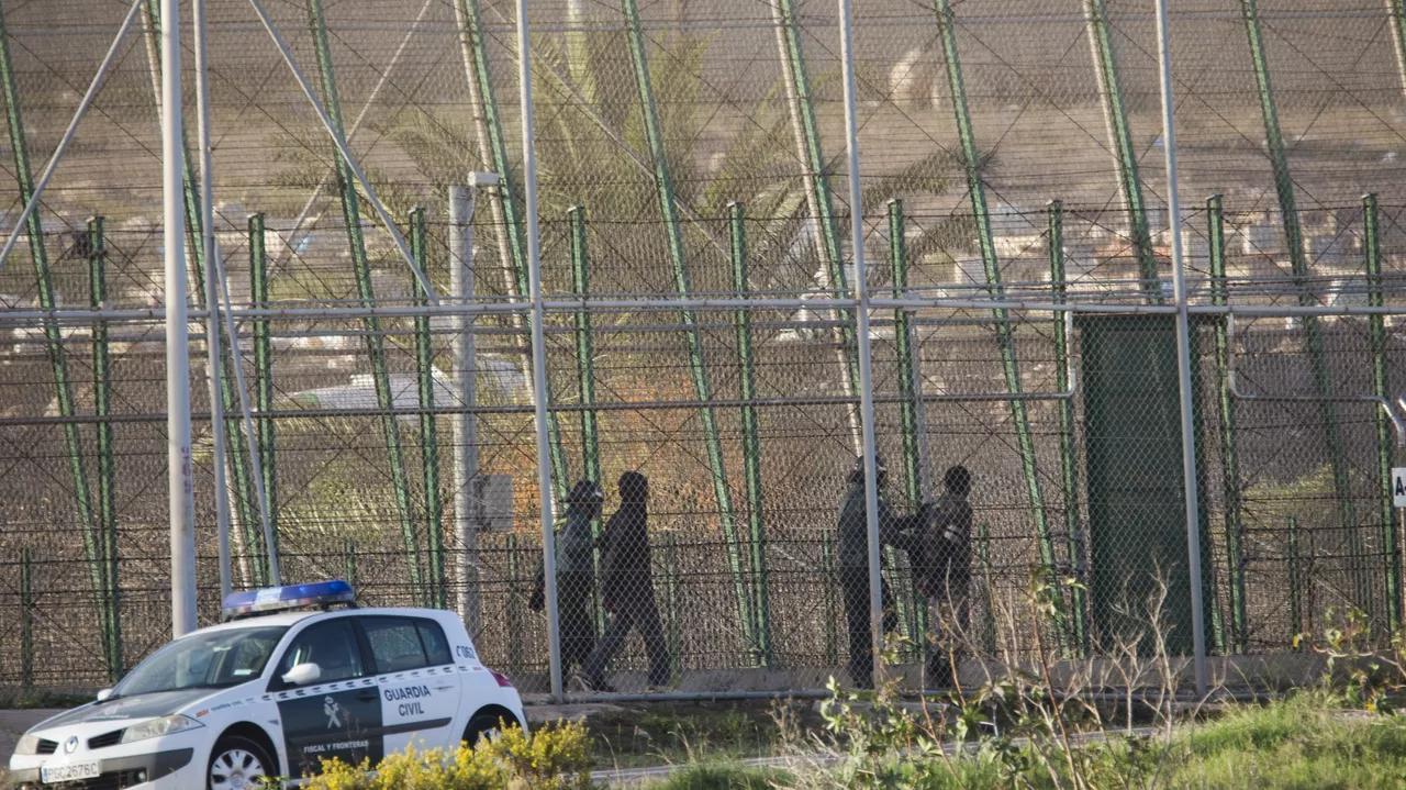 الجزائر تسلم المغرب عشرات المعتقلين بعد محاولتهم الهجرة بطريقة غير شرعية الجزائر تسلم المغرب عشرات المعتقلين بعد محاولتهم الهجرة بطريقة غير شرعية
