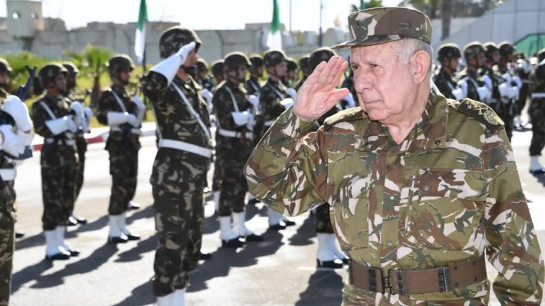 الفريق أول شنڨريحة يهنئ مستخدمي الجيش الوطني الشعبي الفريق أول شنڨريحة يهنئ مستخدمي الجيش الوطني الشعبي
