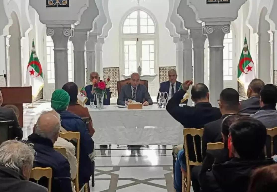 شايب يلتقي بأفراد الجالية الوطنية المقيمة بتونس شايب يلتقي بأفراد الجالية الوطنية المقيمة بتونس