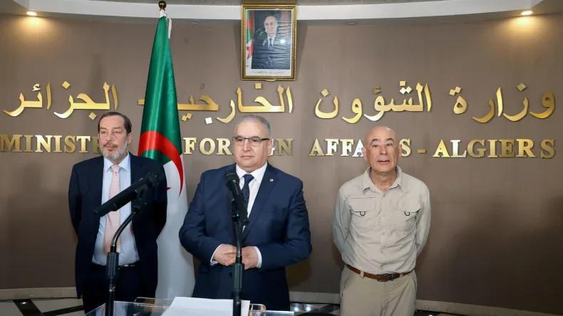 الجزائر تسلم الرعية الإسباني المحرر إلى سلطات بلاده الجزائر تسلم الرعية الإسباني المحرر إلى سلطات بلاده