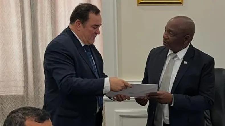 وزير الاتصال يُستقبل من قبل الوزير الأول لمملكة ليسوتو وزير الاتصال يُستقبل من قبل الوزير الأول لمملكة ليسوتو