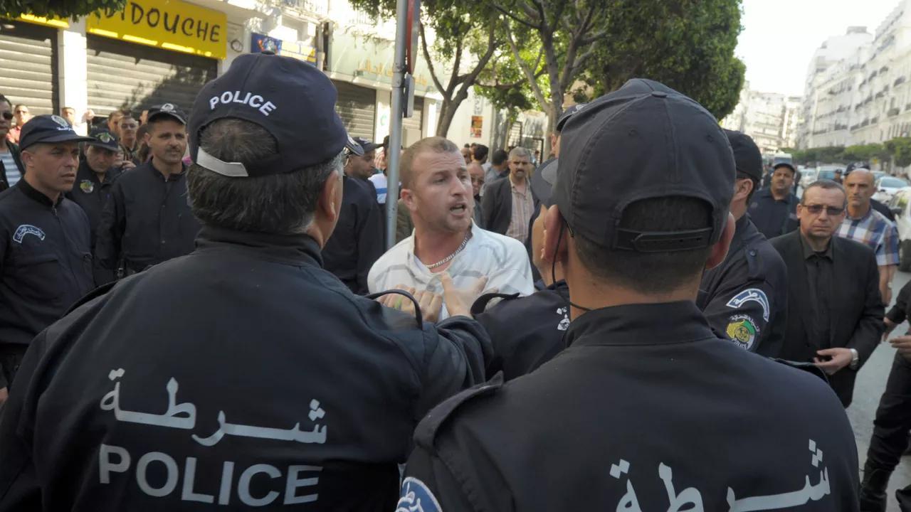 المغرب يتسلم عشرات المحتجزين في الجزائر المغرب يتسلم عشرات المحتجزين في الجزائر