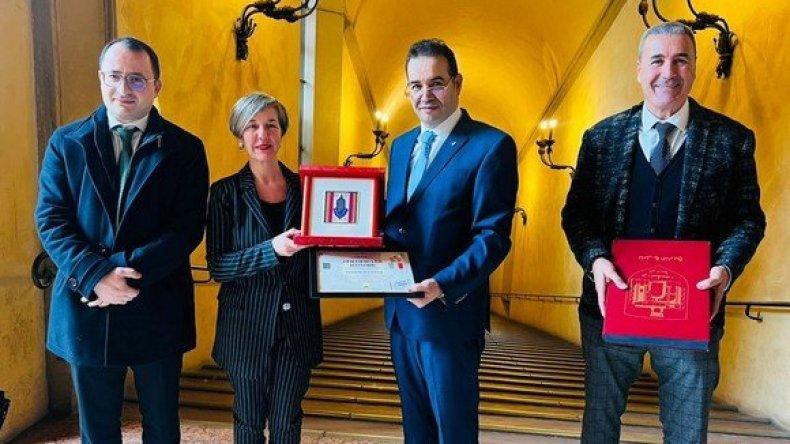 بلدية إيطالية تكرم مستثمرا جزائريا عرفانًا لمساهماته الإنسانية خلال أزمة كورونا بلدية إيطالية تكرم مستثمرا جزائريا عرفانًا لمساهماته الإنسانية خلال أزمة كورونا