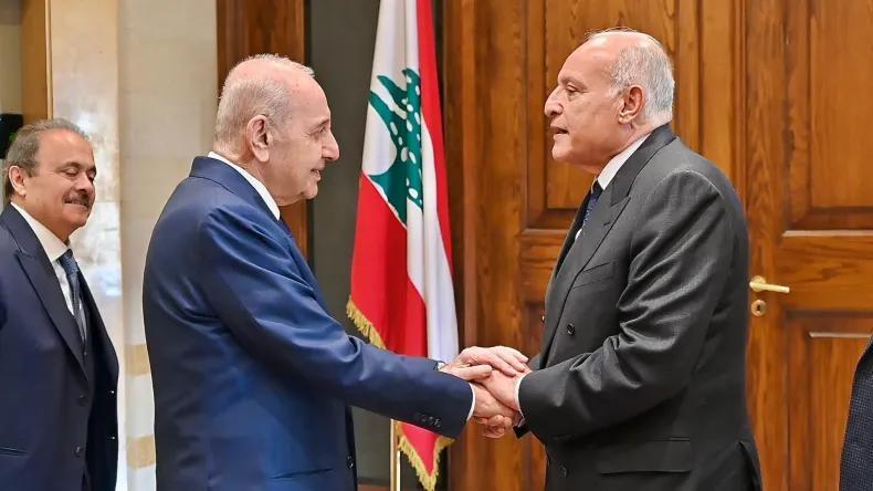 رئيس مجلس النواب اللبناني نبيه بري يستقبل الوزير عطاف رئيس مجلس النواب اللبناني نبيه بري يستقبل الوزير عطاف