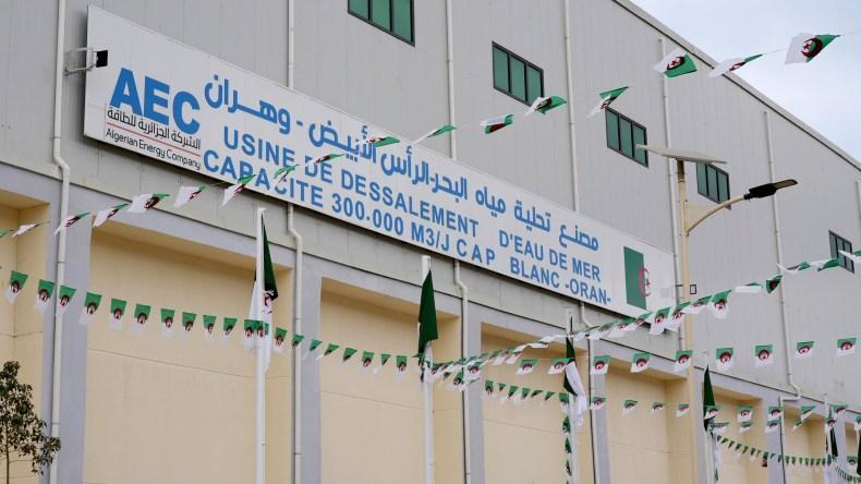 لحظة بدء تحلية مياه البحر بمصنع الرأس الأبيض في وهران لحظة بدء تحلية مياه البحر بمصنع الرأس الأبيض في وهران