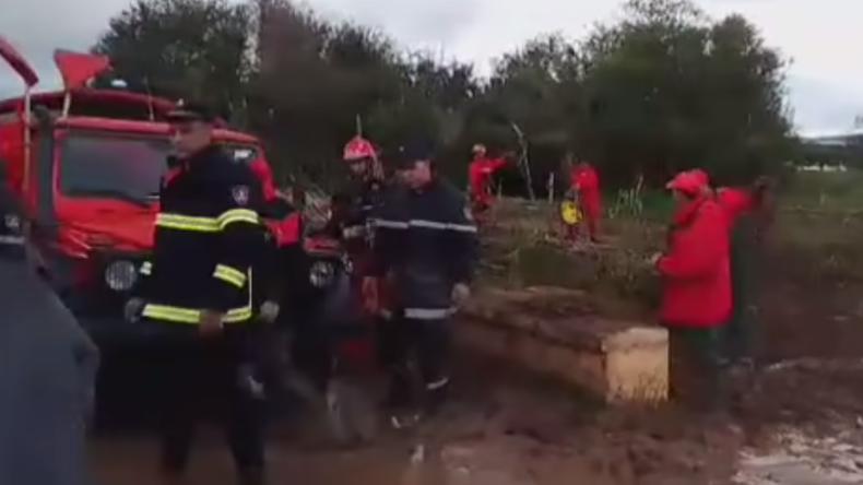 تواصل البحث عن عون حماية جرفته السيول بعين تموشنت تواصل البحث عن عون حماية جرفته السيول بعين تموشنت
