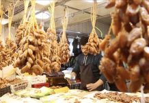 عشية رمضان بالجزائر.. احتفالات وأسواق مكتظة وتخفيضات عشية رمضان بالجزائر.. احتفالات وأسواق مكتظة وتخفيضات