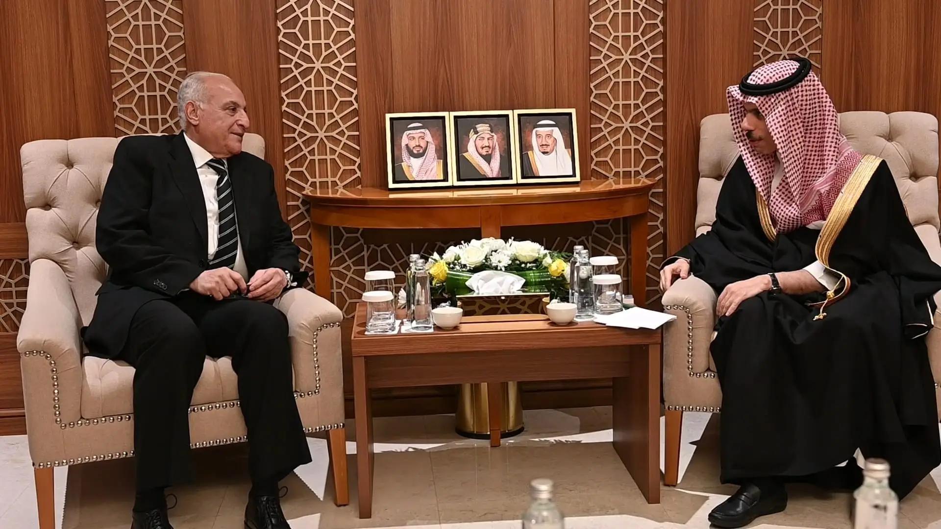 عطاف يتلقى مكالمة هاتفية من نظيره السعودي عطاف يتلقى مكالمة هاتفية من نظيره السعودي