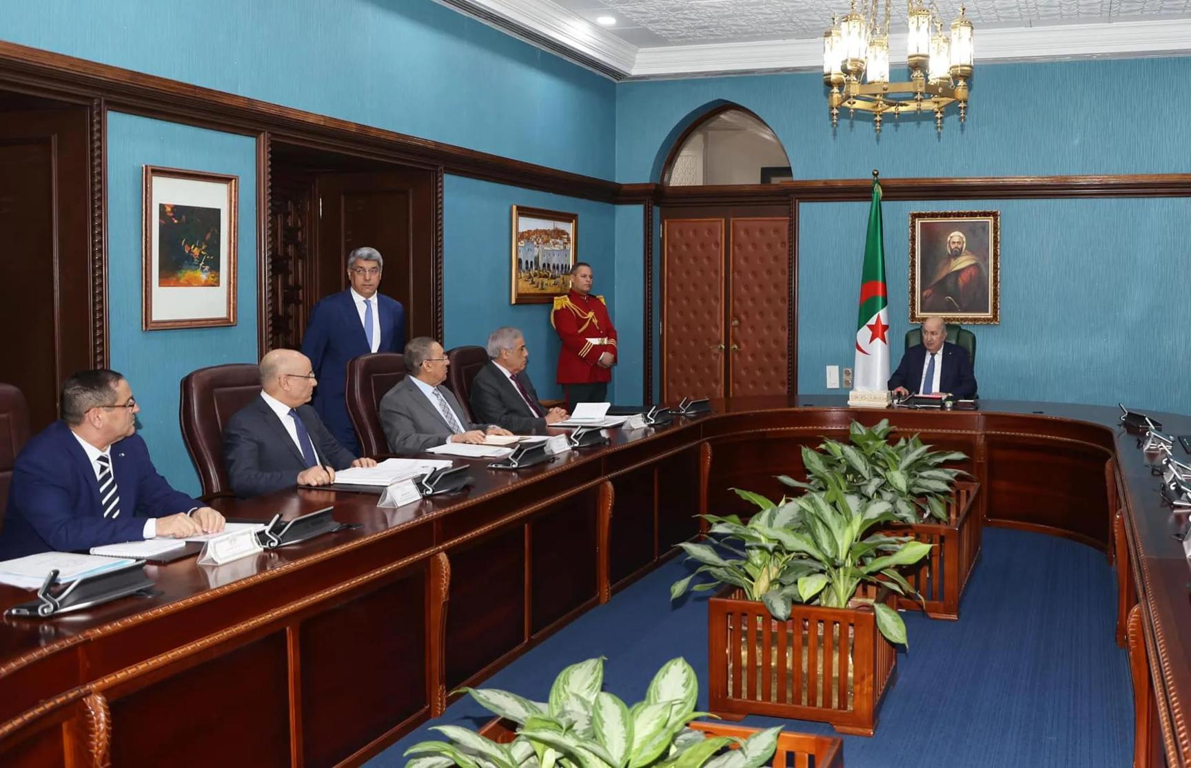 تبون يترأس اجتماعا حول التصدير تبون يترأس اجتماعا حول التصدير