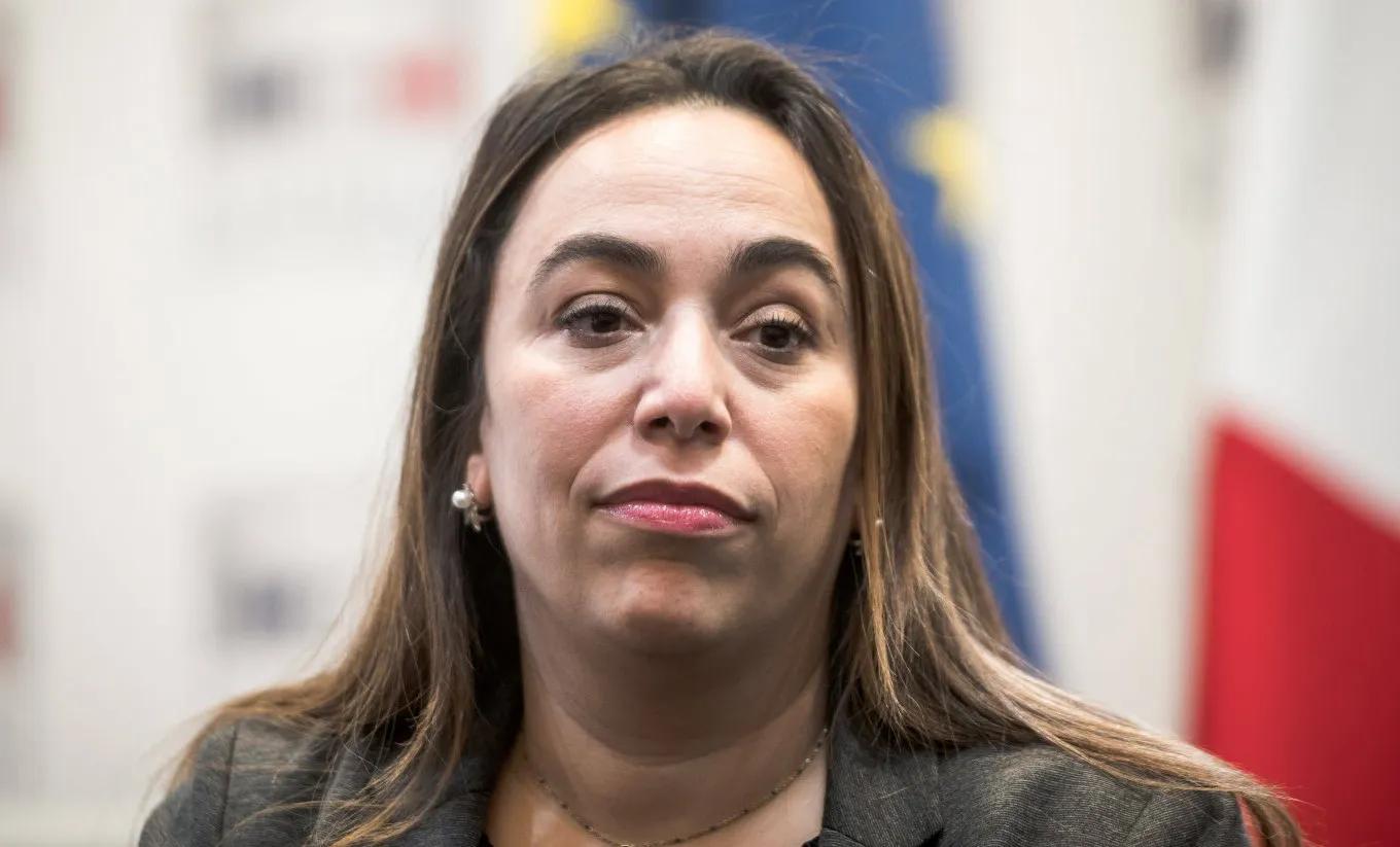 صبرينة صبايحي.. سياسية ولدت من رحم المعاناة في فرنسا صبرينة صبايحي.. سياسية ولدت من رحم المعاناة في فرنسا