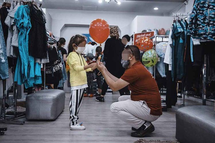 جمعيات ومحسنون يتنافسون على كسوة الأيتام جمعيات ومحسنون يتنافسون على كسوة الأيتام