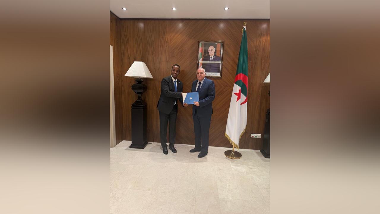 سفير الصومال لدى الجزائر يقدم نسخة من أوراق اعتماده سفير الصومال لدى الجزائر يقدم نسخة من أوراق اعتماده