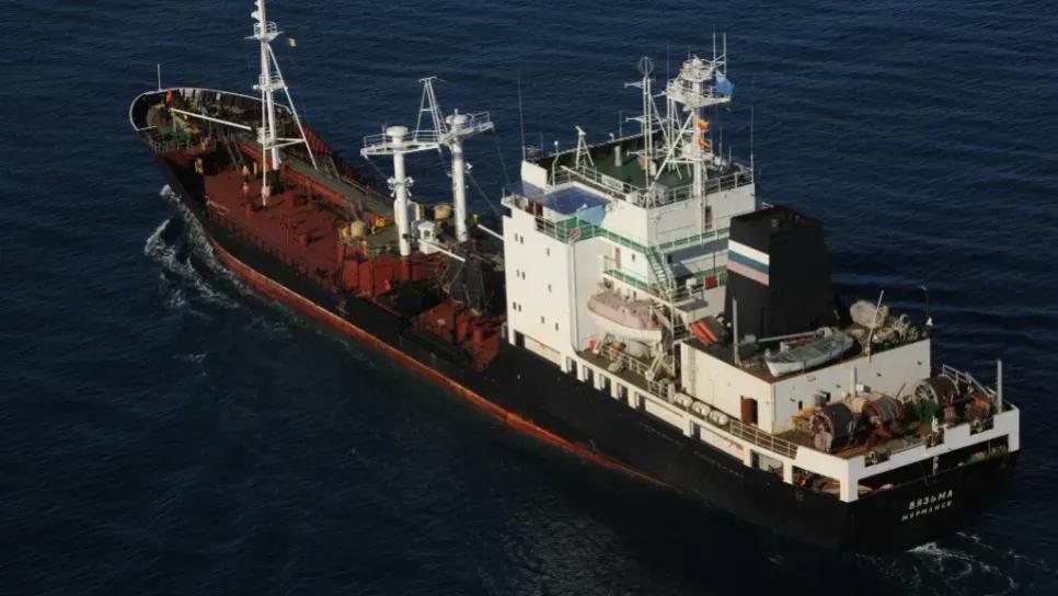 ناقلة وقود روسية تصل ميناء جن جن لتعزيز التعاون العسكري ناقلة وقود روسية تصل ميناء جن جن لتعزيز التعاون العسكري