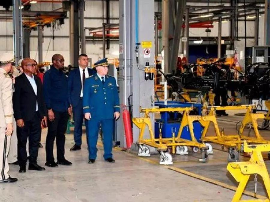 وزير الدفاع الرواندي يزور مصانع الشاحنات والحافلات بالرويبة وزير الدفاع الرواندي يزور مصانع الشاحنات والحافلات بالرويبة