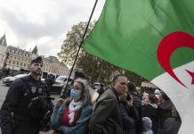 الجزائر تمنح جوازات سفر لمهاجريها غير النظاميين بالخارج الجزائر تمنح جوازات سفر لمهاجريها غير النظاميين بالخارج