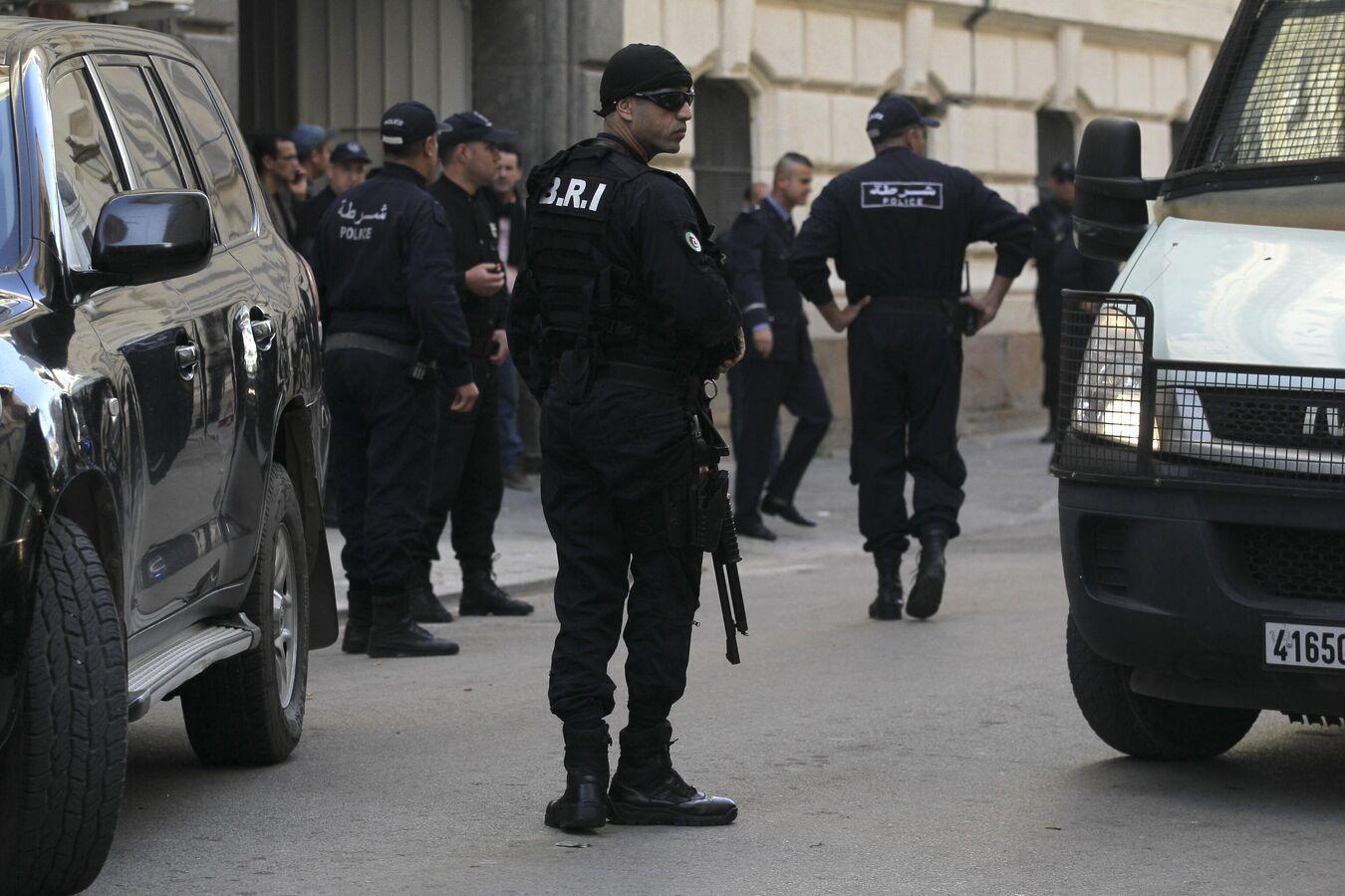 الجزائر تطيح بشبكة دولية لتهريب السيارات من ليبيا
