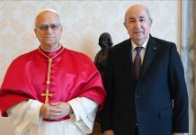 تبون يعقد مباحثات مع بابا الفاتيكان ويتبادلان الهدايا تبون يعقد مباحثات مع بابا الفاتيكان ويتبادلان الهدايا