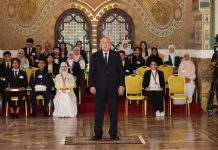 تبون يُكرّم المتفوقين في شهادتي البكالوريا والتعليم المتوسط تبون يُكرّم المتفوقين في شهادتي البكالوريا والتعليم المتوسط