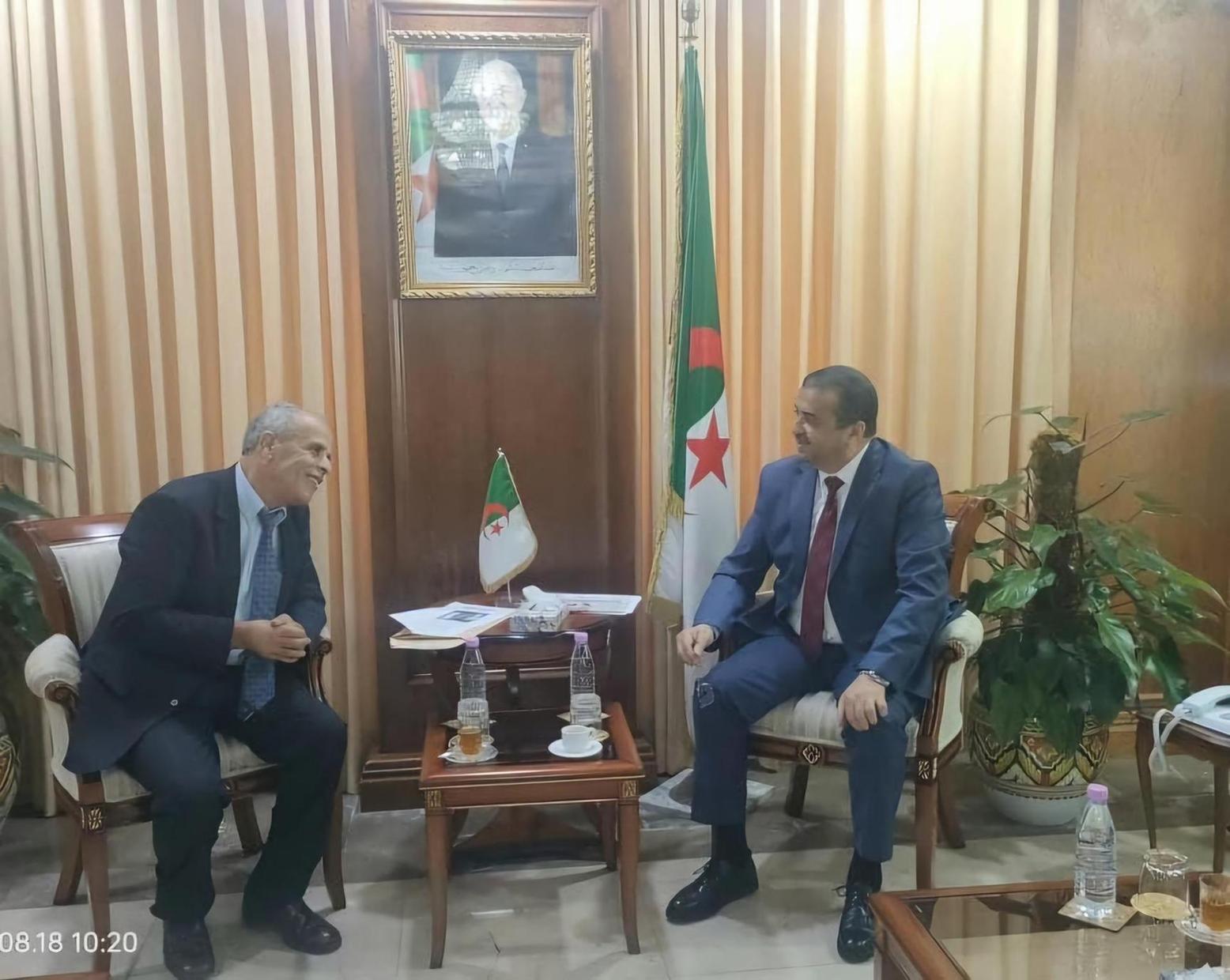 وزير الطاقة يستقبل الباحث "عبان" مخترع الحقيبة الشمسية